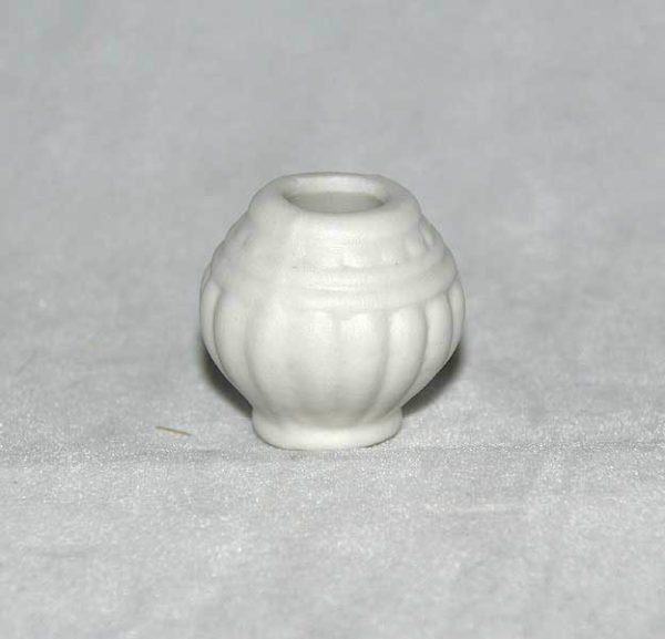 White pot, round