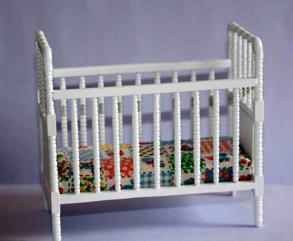 White spindle rail cot