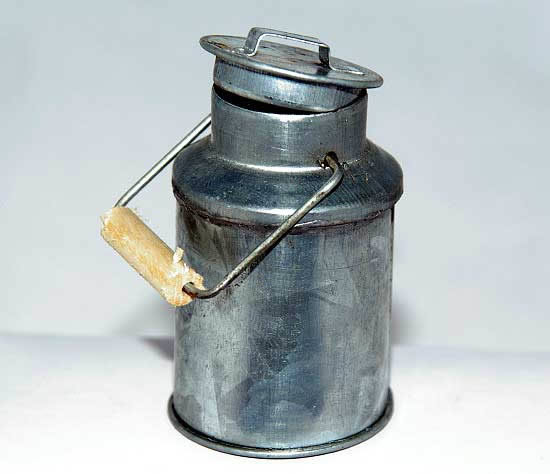 Tin milk can with lid